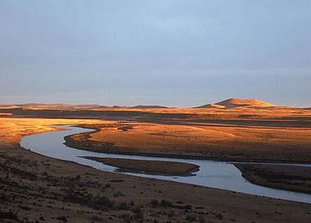Río en la estepa al atardecer